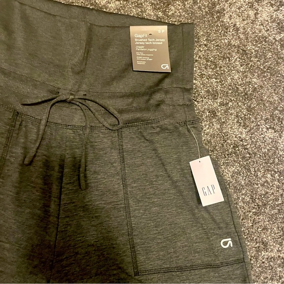 GapFit Brushed Tech Jersey Joggers Mid Rise - Picture 8 of 9